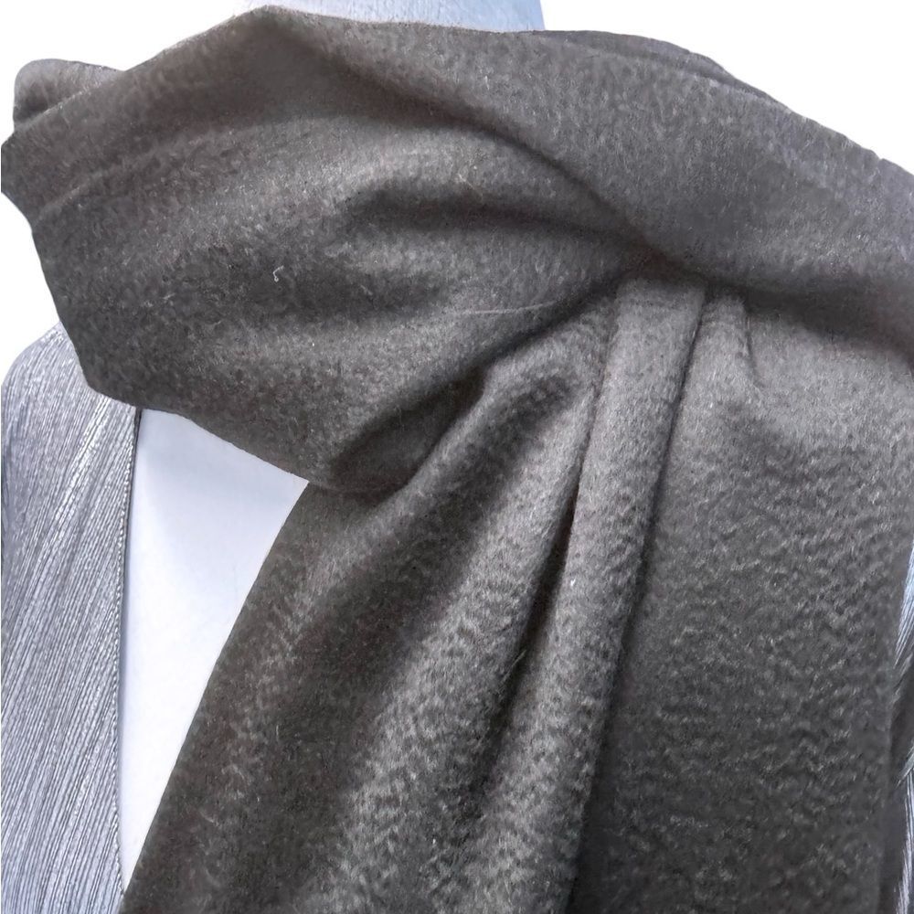 Louis Vuitton Black and Gold 100% Cashmere Large Logo Shawl Wrap Stole Auth - Picture 13 of 16